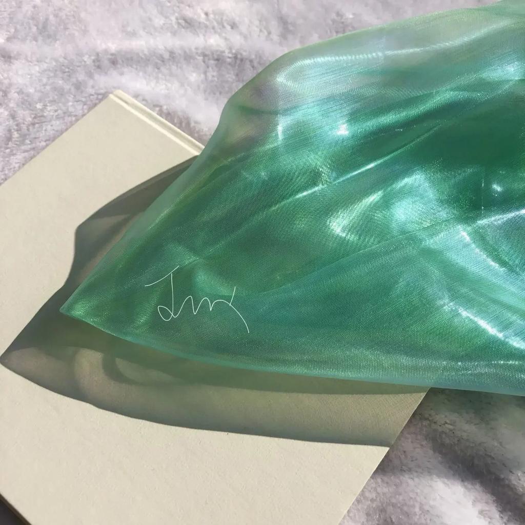 Buntes glitzerndes Netzgewebe Illusionäre Farbfotografie Hintergrund Transparentes Gaze-Kleid Performance-Kleidung Stoff