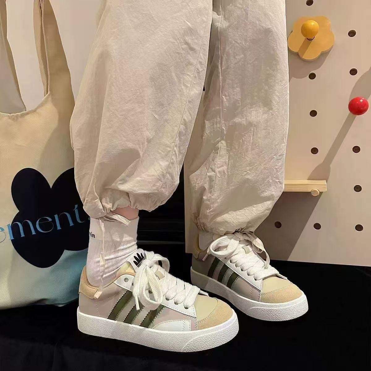 

Осенняя толстая подошва корейской версии 2024 года мятный мамбо допамин маленькие белые туфли с круглой головкой дышащая нишевая высококачественная повседневная обувь 35 армия зеленый