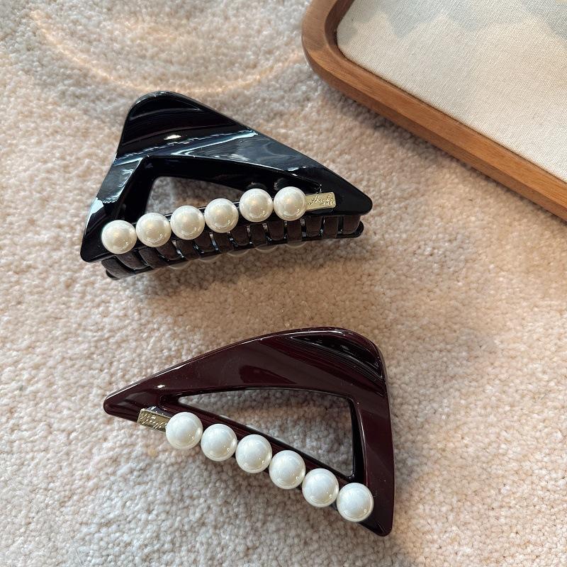

Korean Minimalist and Versatile Acrylic Triangular Hair Clip, Elegant Pearl Medium Hair Grab for Women