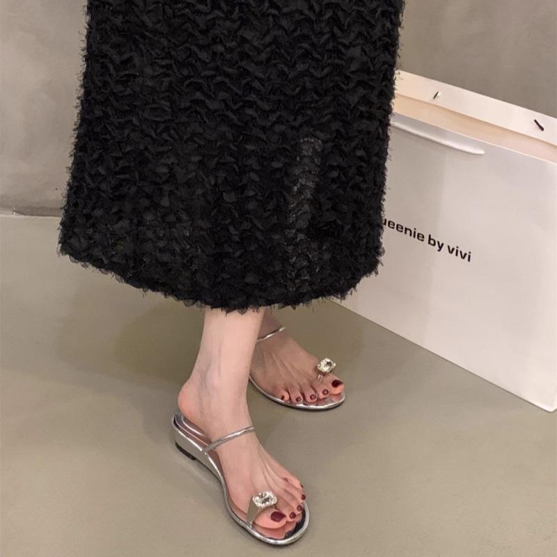 

Slope heel rhinestone pigeon egg cover toe French cool slippers women s 2025 summer shoes outer wear temperament with skirt sandals 39 серебряный
