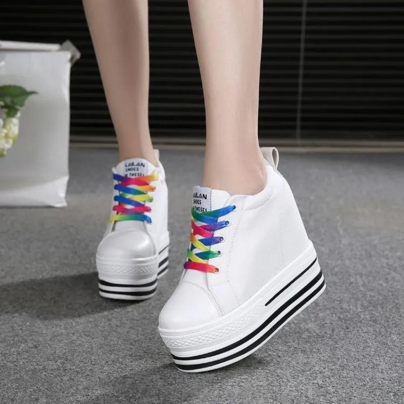 

Мода 2025 Новые 12 см каблуки танкетка парусиновые туфли женские кроссовки на высокой платформе вулканизированная обувь скрытый каблук увеличивающие рост повседневная обувь 34 белый