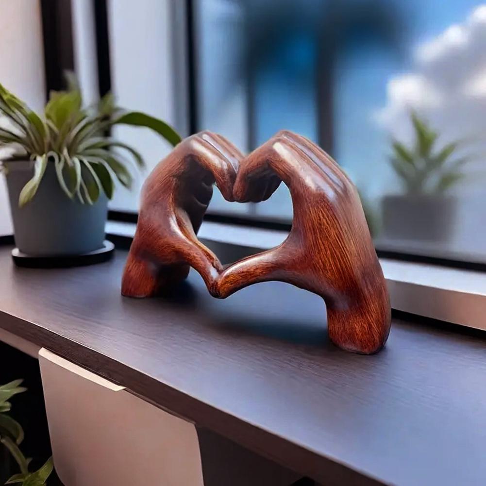 Charming Wood Grain Effect Love Sculpture Resin Craft Decor Heart Hands Statue Love Hand Gesture Statues Room Wedding Decoration