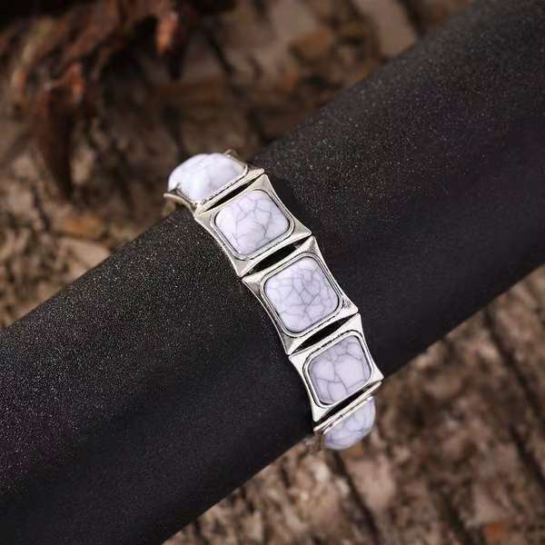 Vintage Böhmisches Armband mit grünem Stein, Damenarmband im Ethno-Stil, personalisierter geometrischer quadratischer Schmuck