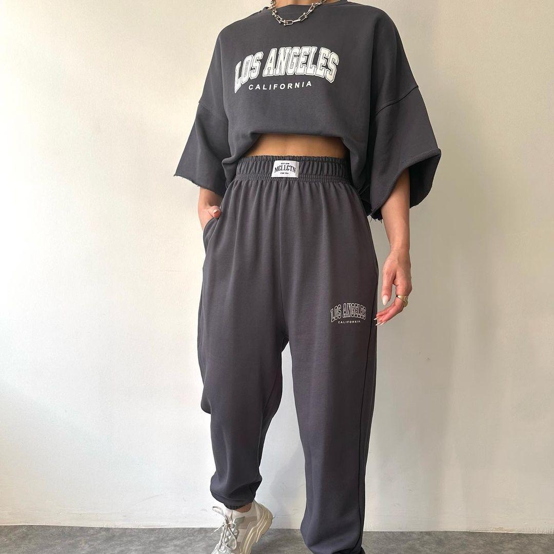 BITCED Женская повседневная толстовка с короткими рукавами и брюками с принтом — фото 9