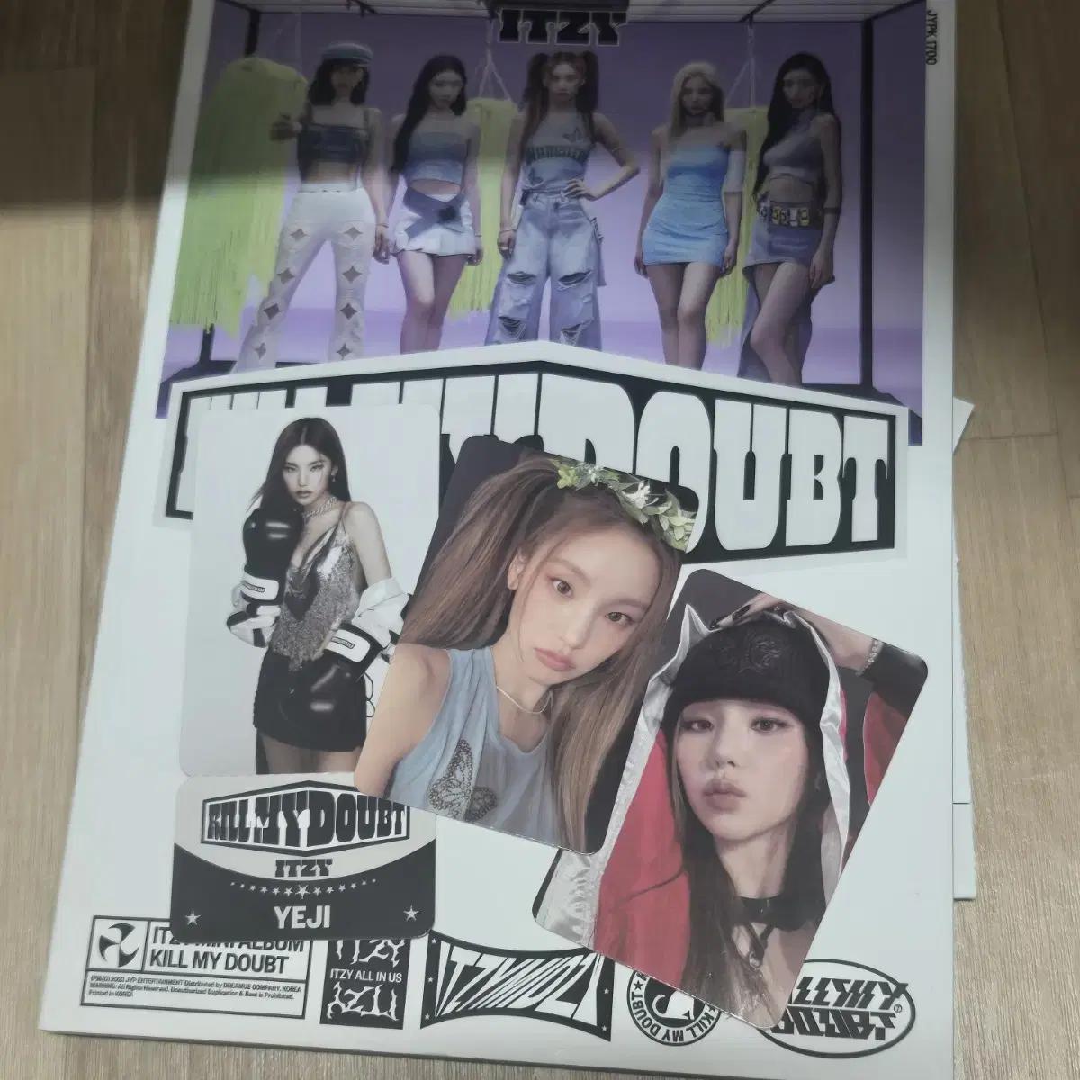 

ITZY Выпущенный альбом Йеджи фотокарточка