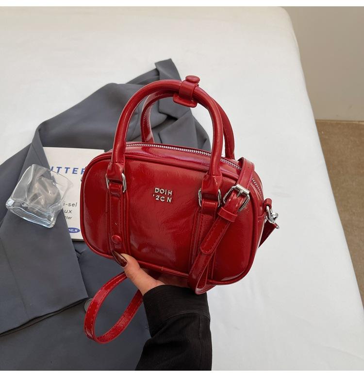 New product explosion Korean version niche fashionable oil wax leather portable Boston bag women's versatile commuter foreign style messenger bag