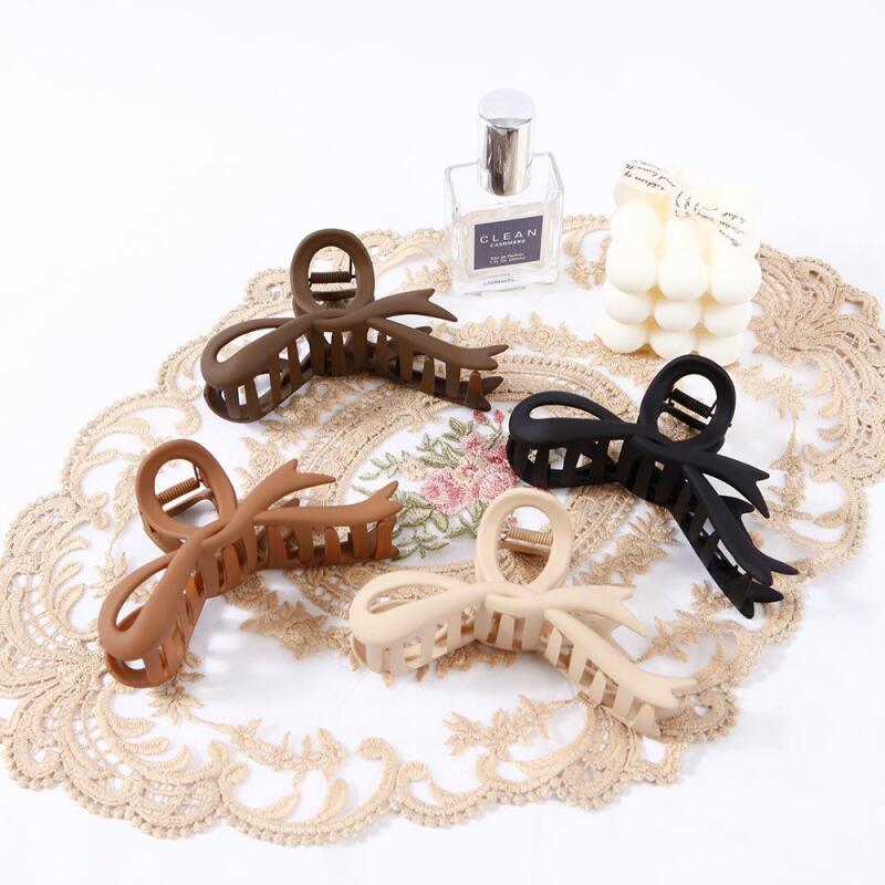

1 twisted ribbon hair clip (choose one color) 04 Open Ribbon - Brown
