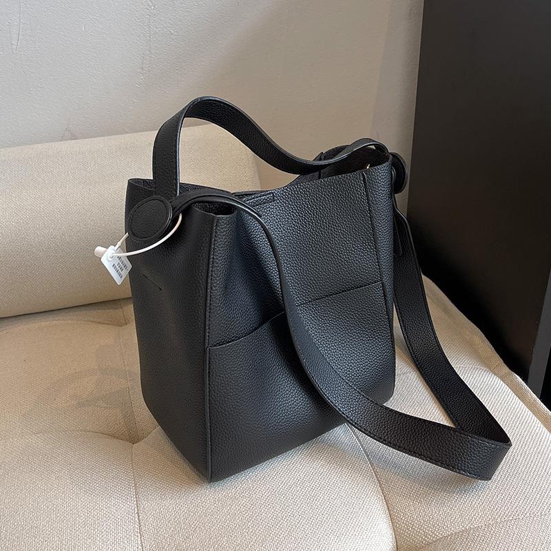 Beliebte Taschen Damen-Taschen Neue Mode Herbst und Winter Breite Umhängetaschen Einfache tragbare Beuteltaschen