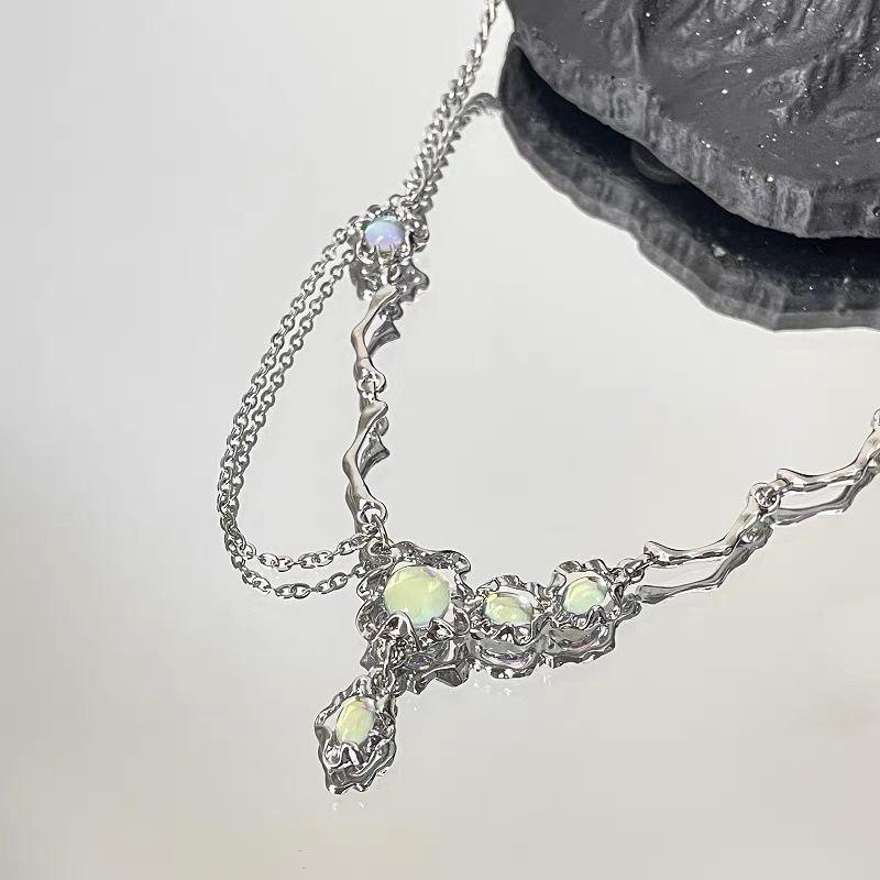Thorns niche design sense super fairy glazed cat eye necklace women's light luxury niche temperament versatile sweet cool wind collarbone chain
