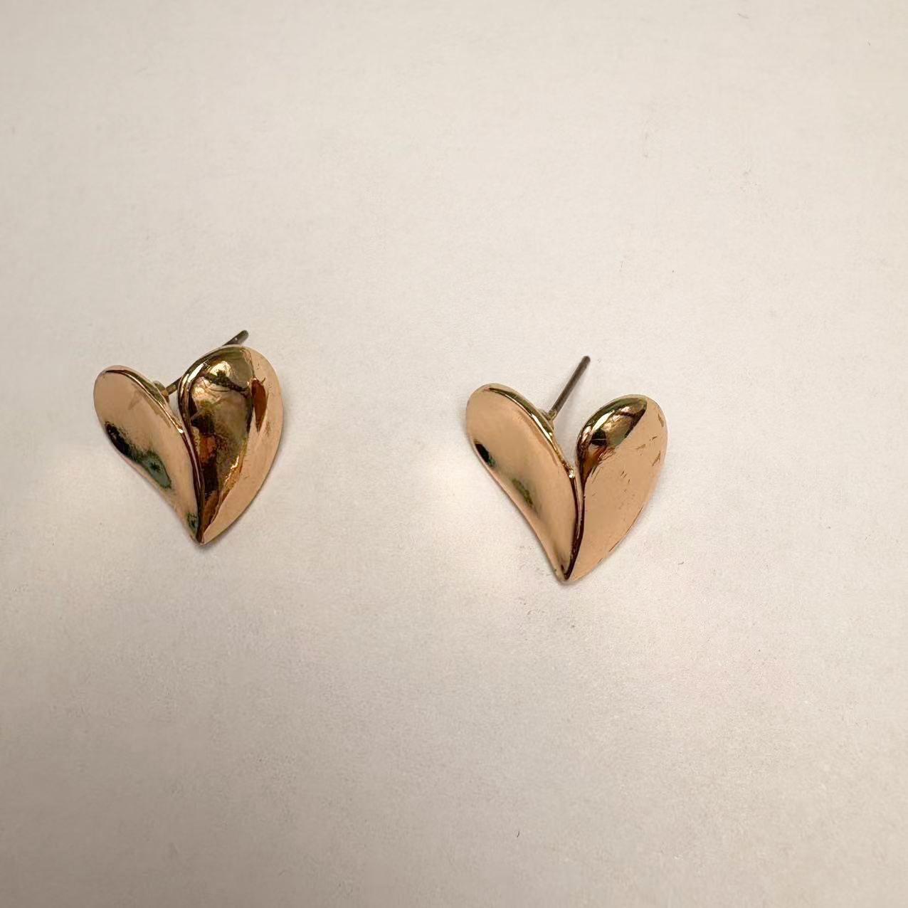 Fashion personality, light luxury, niche stud earrings, simple retro pleated design, high-end commuting