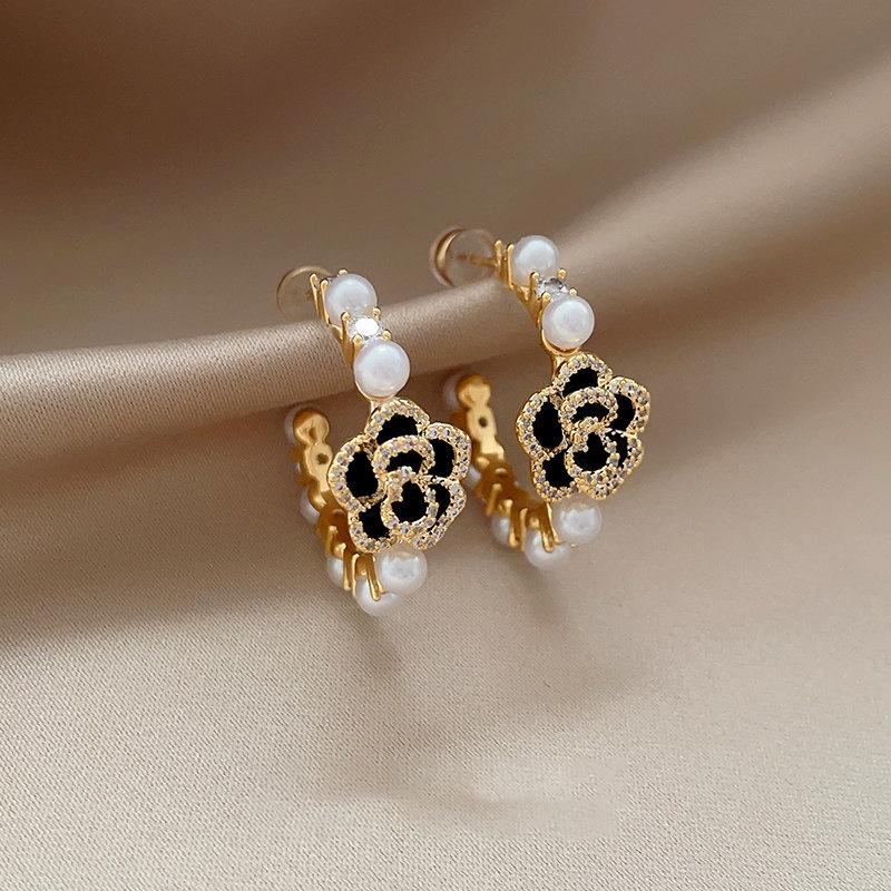 Silver Needle Zirconia Flower C-Shaped Pearl Earrings with Retro Style and Exquisite Design