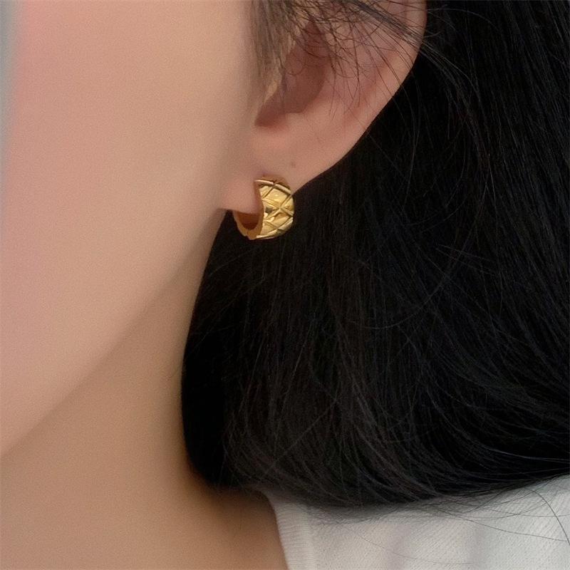 Ретро сережки-гвоздики из титановой стали с бриллиантовым узором золотой