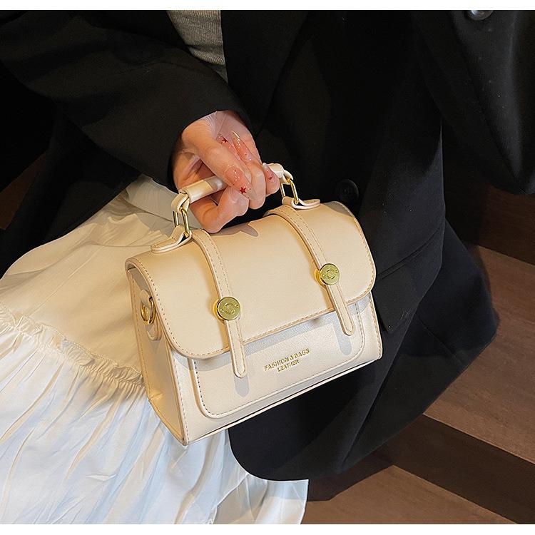 Korean Fashion Retro Crossbody Bag: Trendy Lightweight Shoulder Handbag for Women