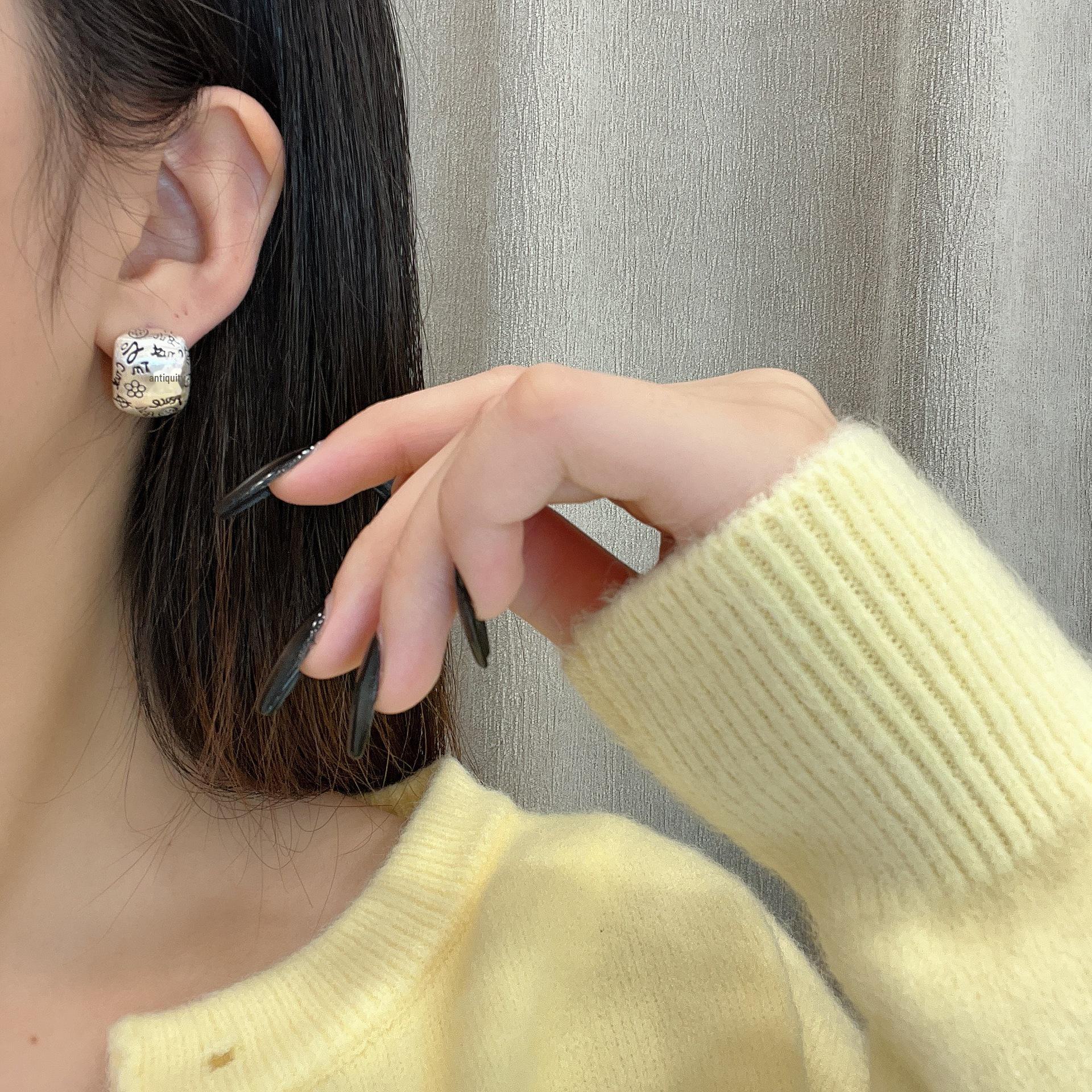 

Винтажные металлические серьги-смайлик с цветочным узором для женщин - уникальный и универсальный дизайн AE004 Oval Earrings