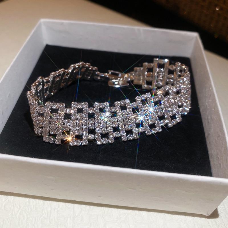 Metal diamond-set round opening bracelet, court style niche temperament bracelet, light luxury and high-end jewelry.