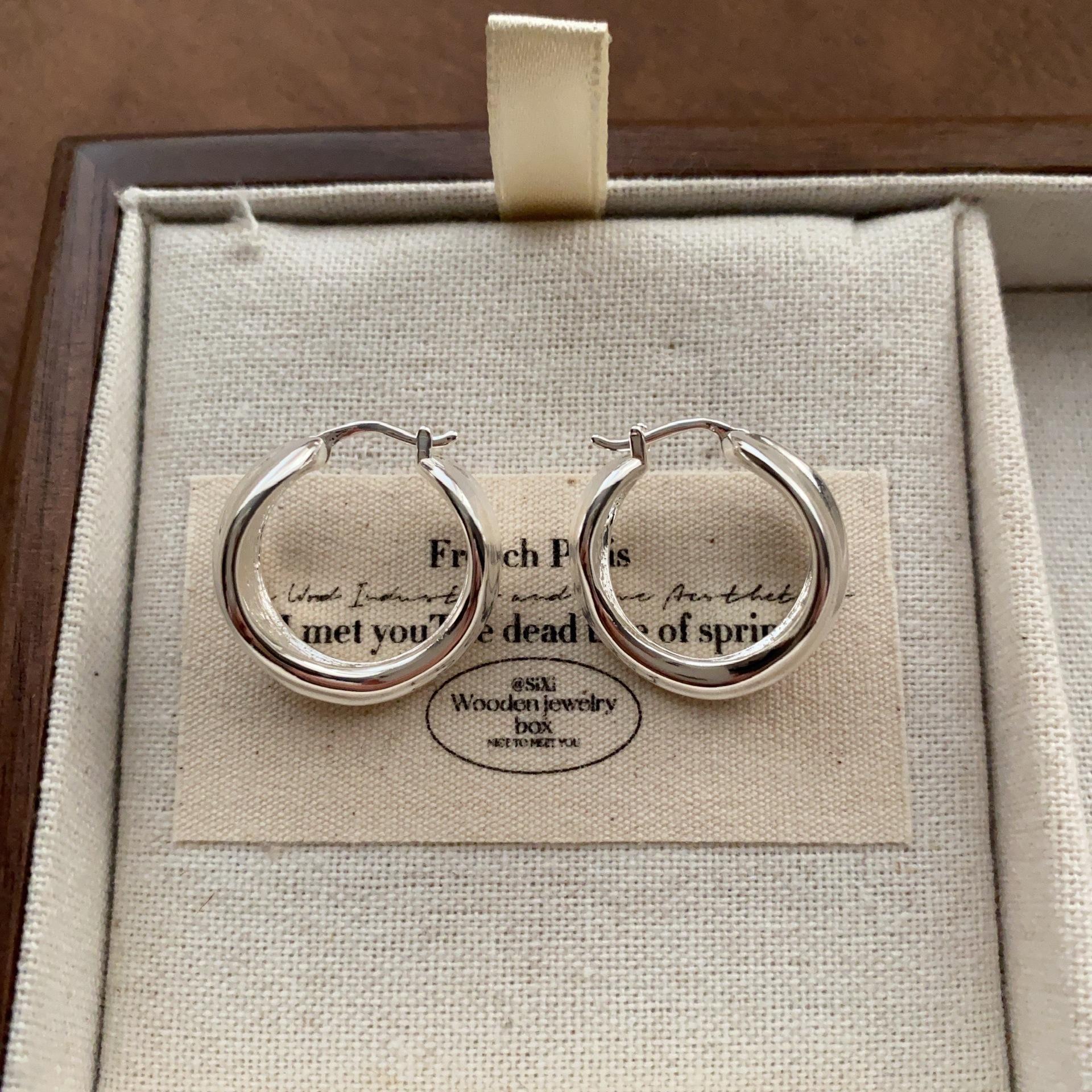 

Minimalist metal C-shaped earrings, earrings, retro personalized earrings.