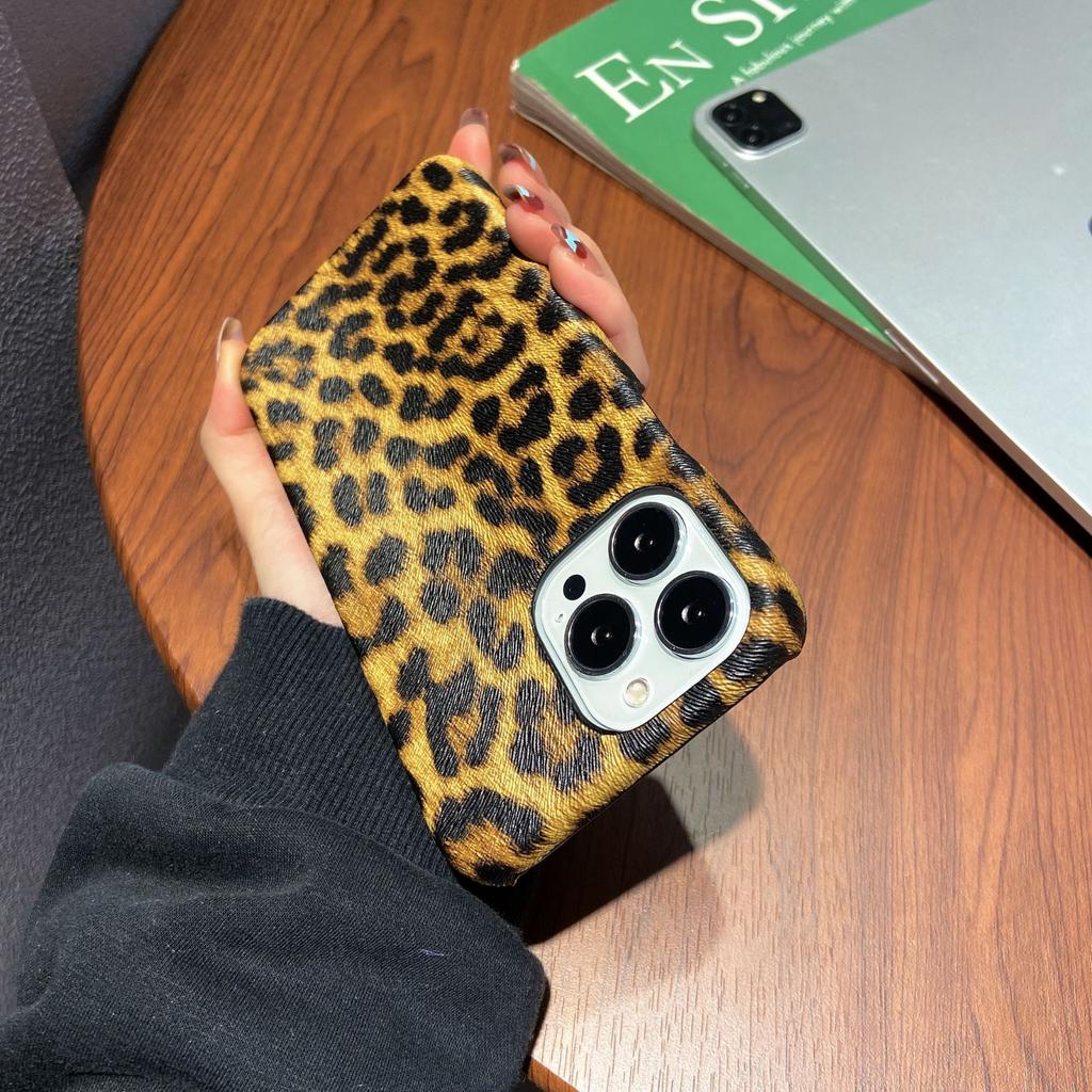 ins leopard print leather case, suitable for iPhone17Pro Max mobile phone case, Apple 13 half pack hard case.