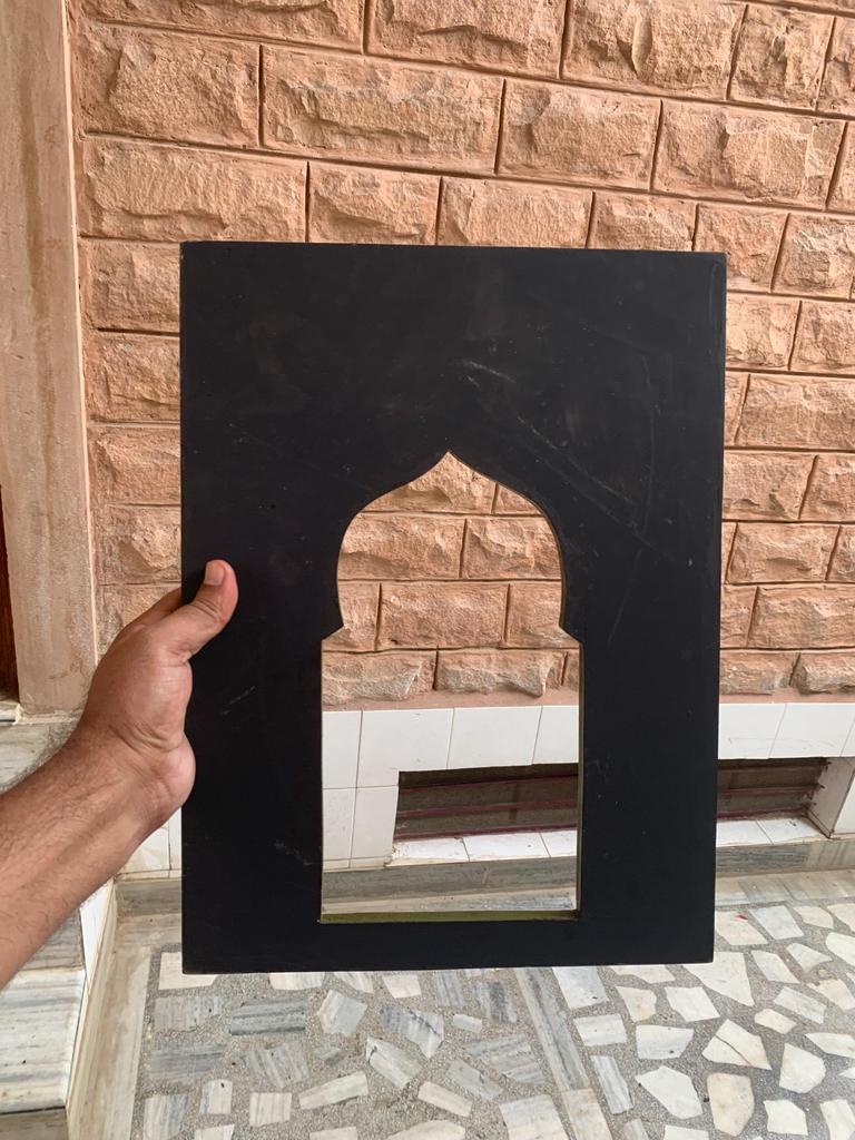 Handbemalter Jharokha-Holzrahmen: Indische Wandbehangdekoration