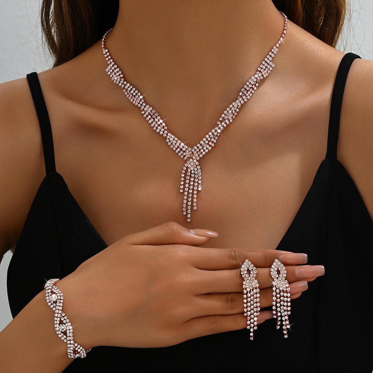 

Кручене намисто, сережки-пусети, браслет, Близький Схід, набір з трьох предметів, популярні прикраси, розкішний набір з повними діамантами та стразами.