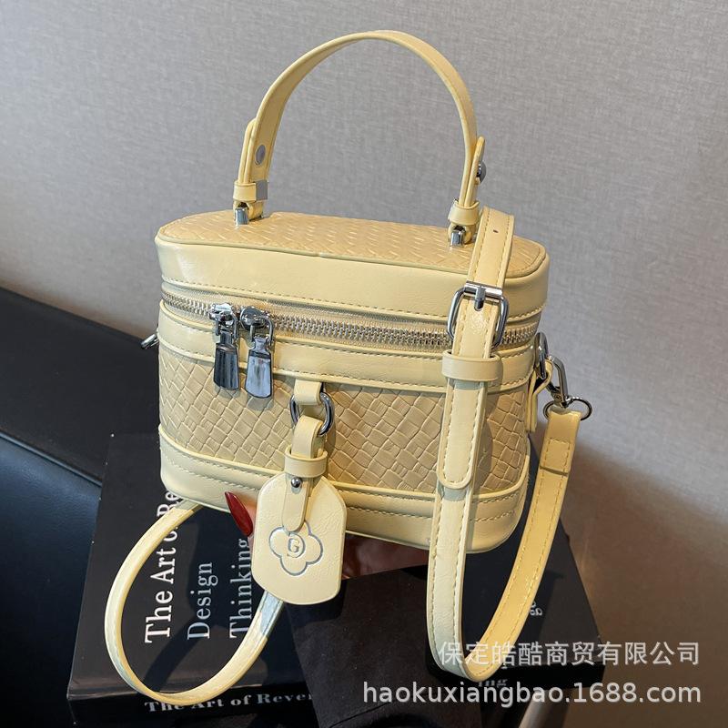 Super hot small bag women's summer versatile 2025 new fashion shoulder messenger bag popular this year bucket bag