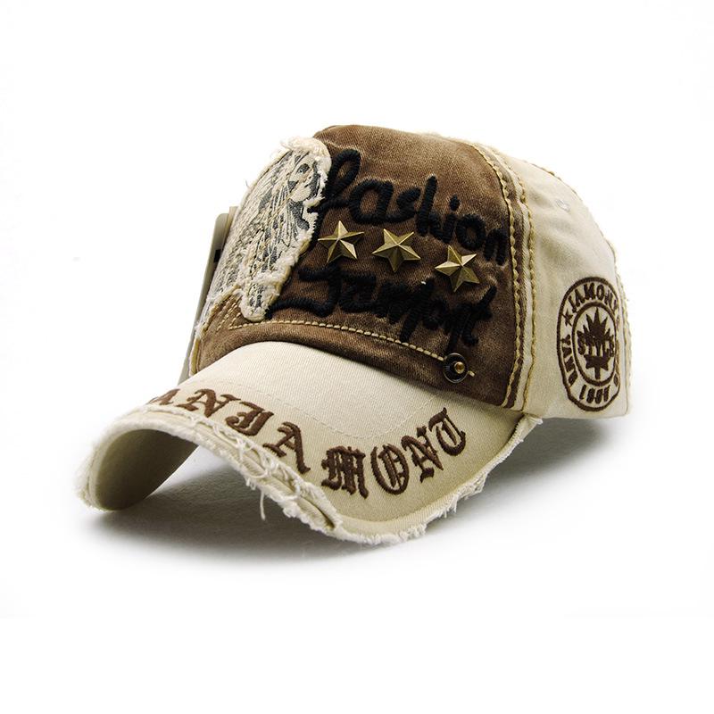 Унисекс бейсболка из состаренного хлопка с нашивкой в виде буквы с заклепками светло-бежевый