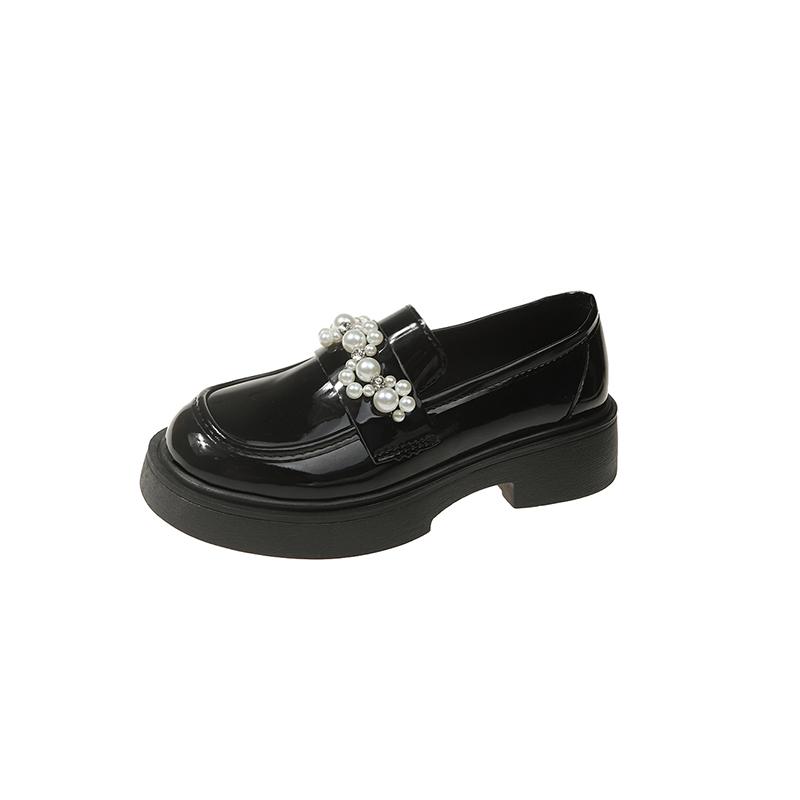 

Балетки из лакированной кожи с металлическим украшением и каблуками-копытами из ПУ. Балетки из лакированной кожи с каблуками-копытами из ПУ. 40