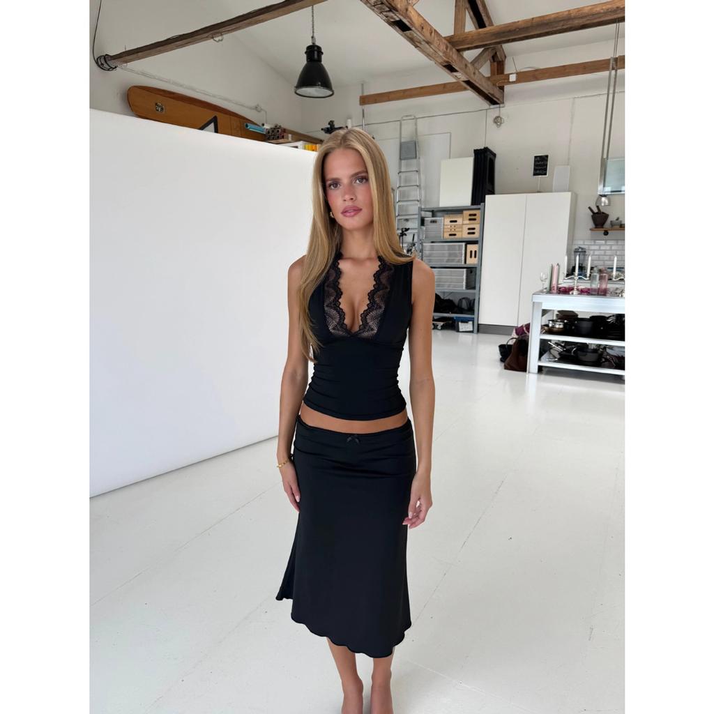 Women's Lace Trim Sleeveless Slim Fit Crop Top V Neck Camisole Solid Color Vest