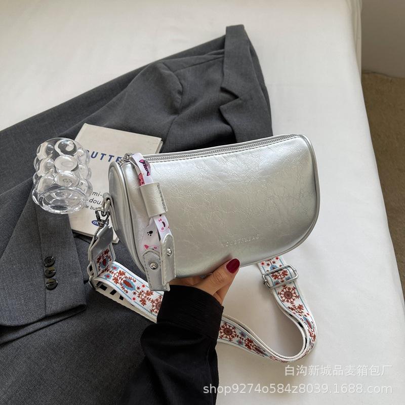 

Summer shoulder bag women s 2025 new trendy ins explosive small square bag temperament versatile crossbody bag срібний