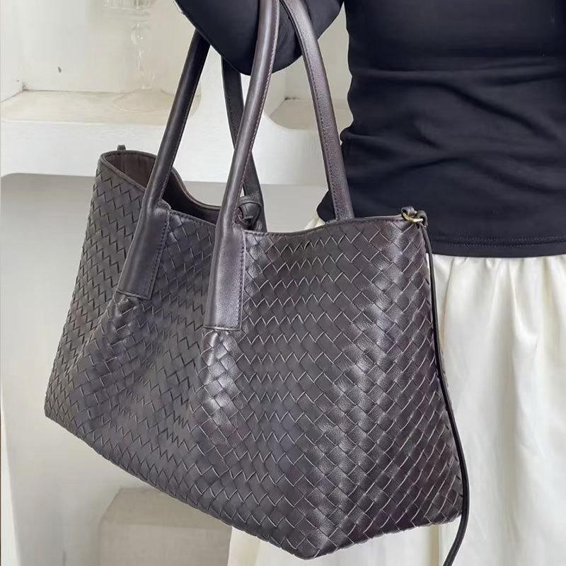 Cowhide hand-woven bag, tote bag, genuine leather French casual portable premium sense bag, shoulder messenger women's bag