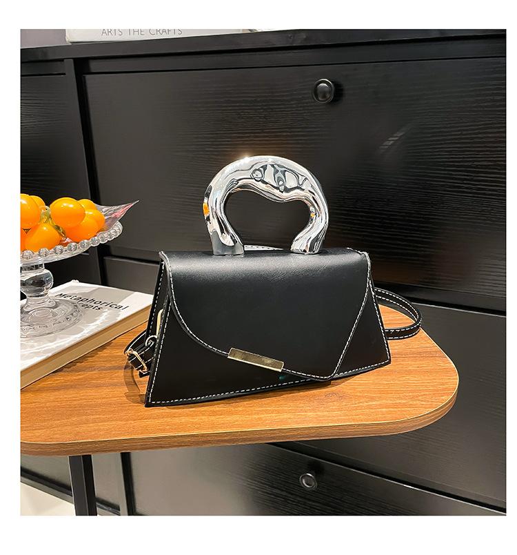 2025 Summer Light Luxury High-end Texture Temperament Niche Design Sense Handbag Foreign Style Versatile Commuter Shoulder Messenger Bag