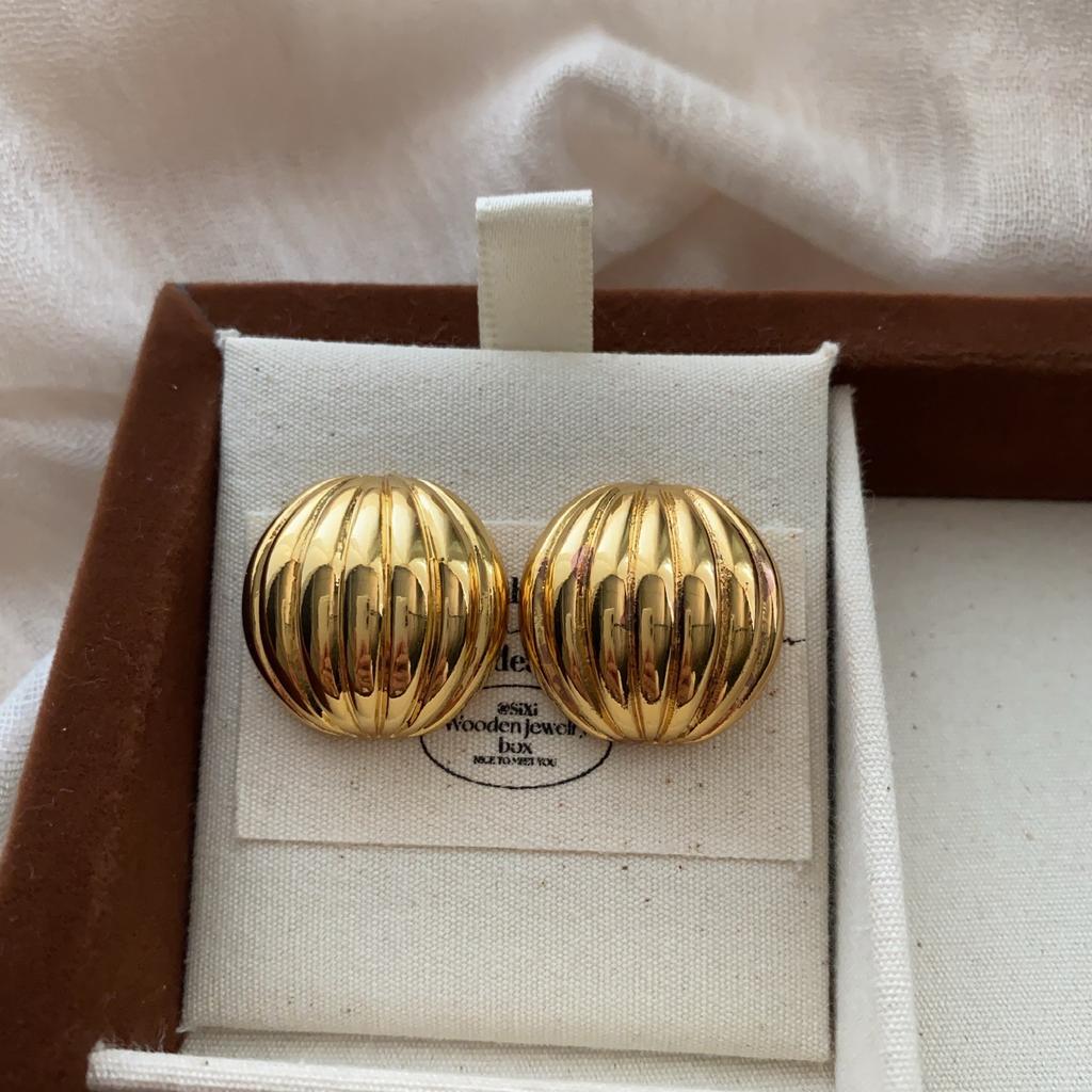 French Retro Temperament Gold Earrings, Stud Earrings, Round Three-dimensional Earrings.