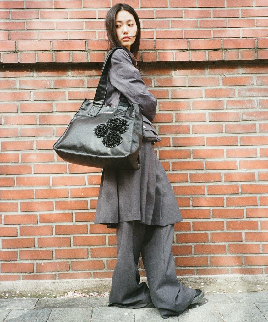 Iugamakaras Flowers Leather Shoulder Bag (Black)