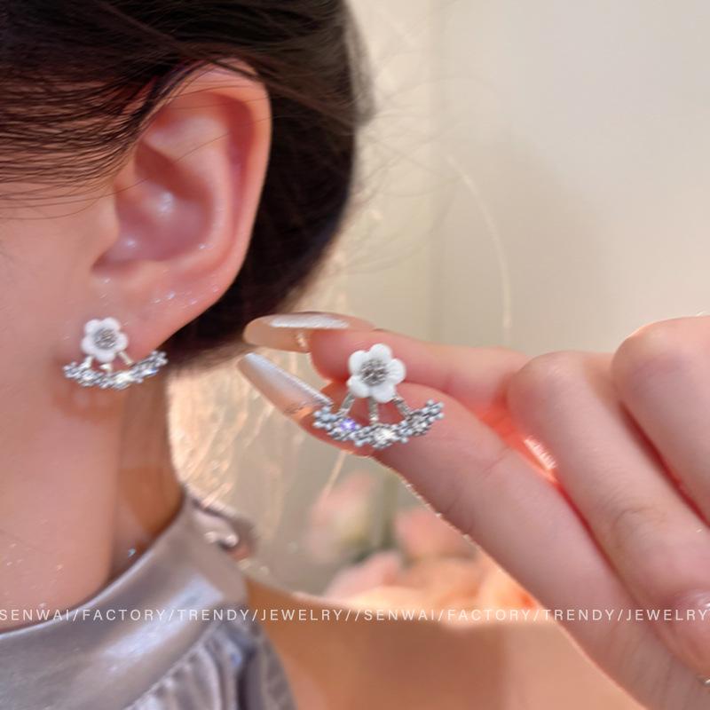 Spring and summer small daisy flower stud earrings female design sense flash diamond earrings Korean version small fresh earrings