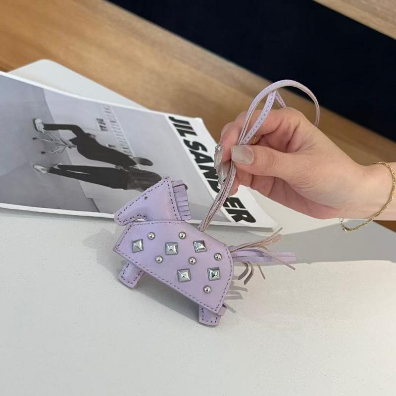 Üst Düzey El Yapımı Deri Zırhlı Savaş Atı Kolye Ucu Moda Gümüş Perçinli At Çantası Süsü Aksesuarları Araba Kolye Ucu Doğum Günü Hediyesi