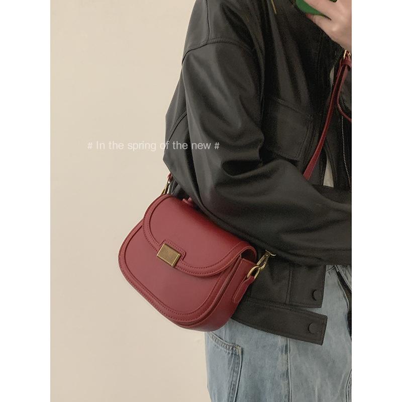 IELGY retro portable simple fashion shoulder messenger bag