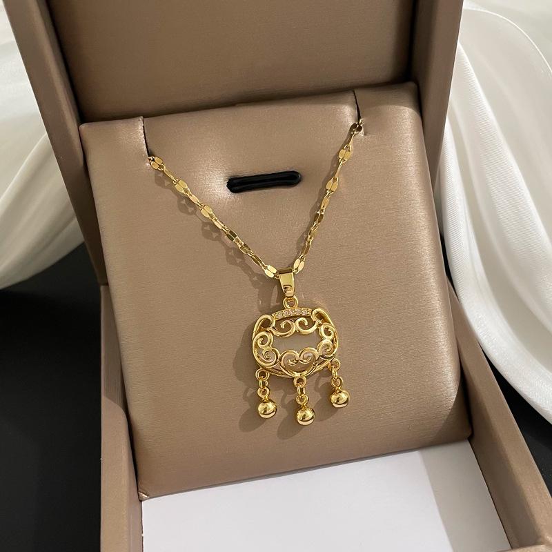 **Lively Women's Necklace: Titanium Steel & Gold-Plated Copper Clavicle Chain**