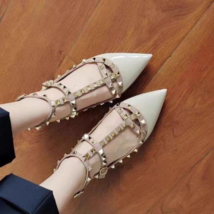 Temperament V home rivet tip is not tired of standing for a long time, single shoes, new sexy patent leather T-buckle with lazy shoes