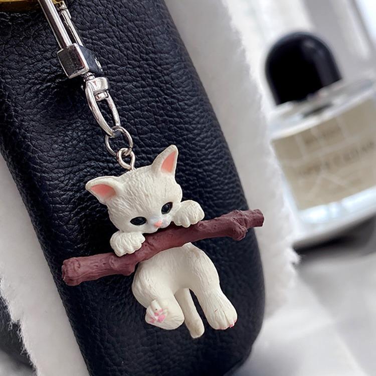 Hugging Branch Kitten Brooch: Cute 3D Cat Pin for Clothes, Bags, and Pendants