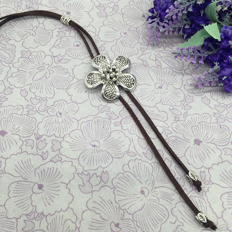 Retro ethnischer Stil handgefertigte tibetanische Silber Blume lange Halskette, antiker Silberanhänger mit Fransen Damenmode Pulloverkette Accessoires