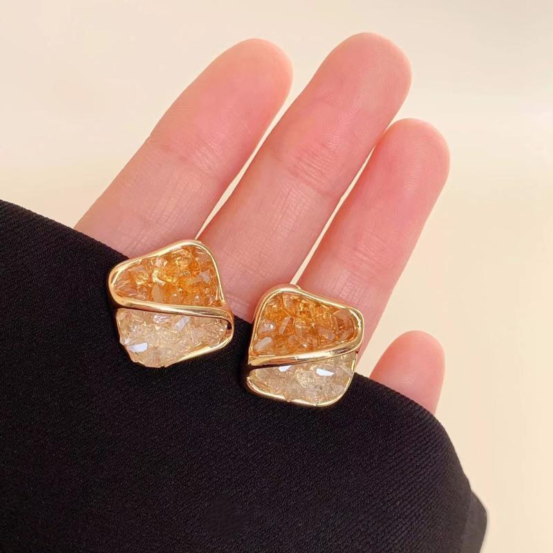 Stylish and simple square high-end stud earrings, women's geometric versatile temperament earrings, elegant and atmospheric earrings.