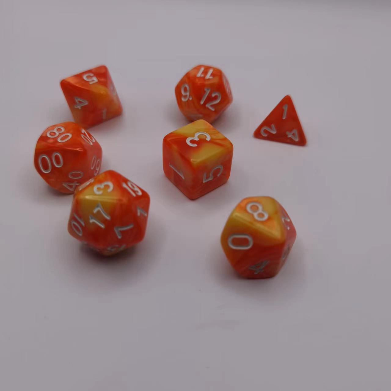 

7 шт. набор двухцветных многогранных кубиков с номерами, набор кубиков DND, набор кубиков для TRPG, RPG D20 D12 D10 D8 D6 D4, настольные игры, беговые группы