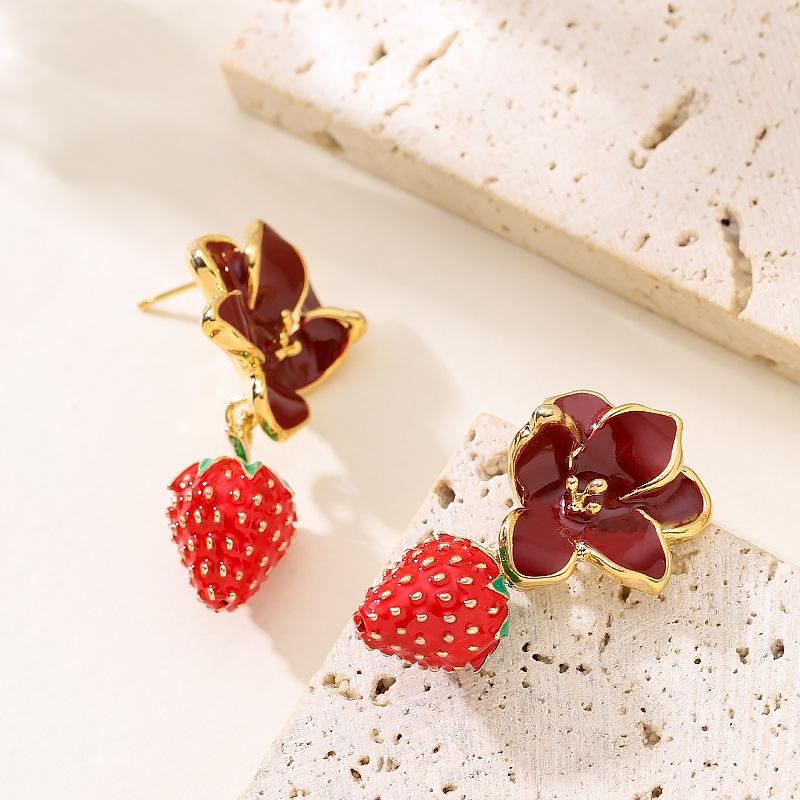 

Korean version of fashionable sweet pastoral enamel drip glaze flower strawberry earrings light luxury simple high-end earrings червоний
