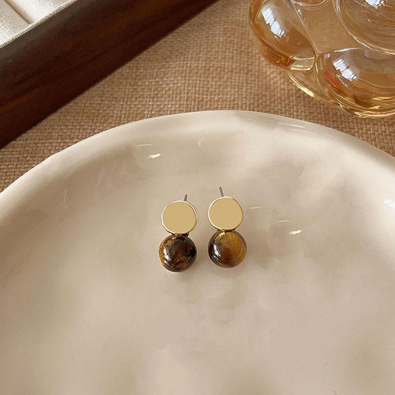 Elegant Pearl Stud Earrings: Simple, High-End Design for Autumn/Winter 2024