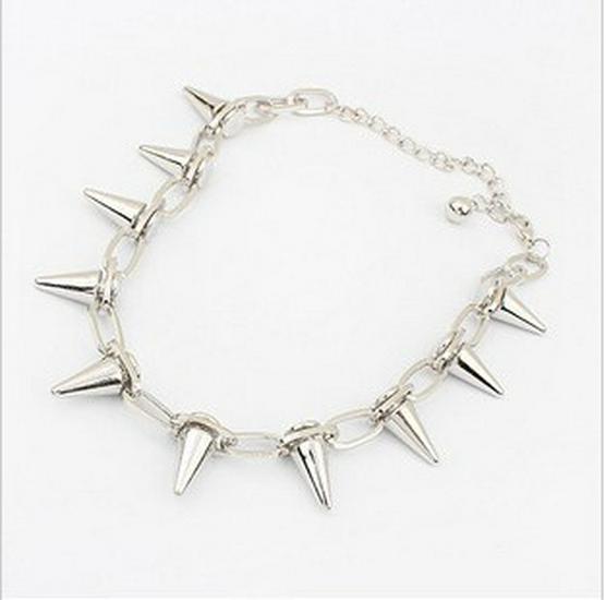 Vintage European-American Punk Bullet Necklace: Women's Bold Rivet Clavicle Chain