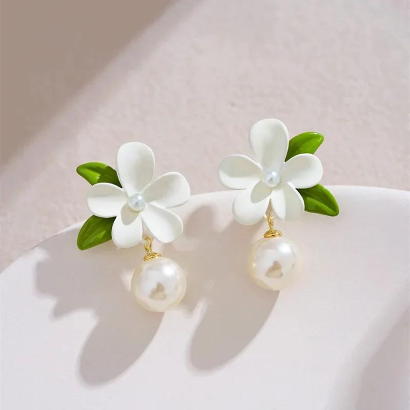 Boucles d'oreilles asymétriques mode coréenne feuilles vertes fleur blanche pour femmes boucles d'oreilles clous perle mignonnes douces bijoux piercing cadeau