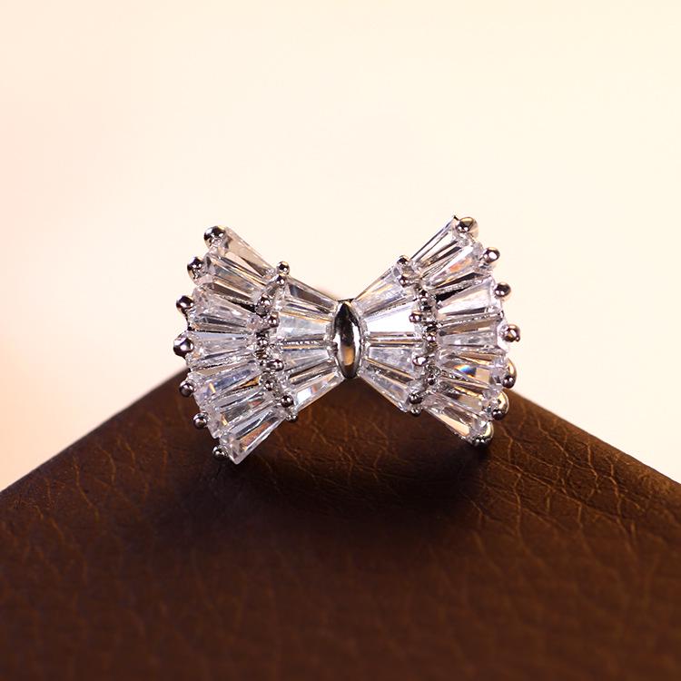 

Хрустальная брошь-снежинка с цирконом: Элегантный женский модный аксессуар