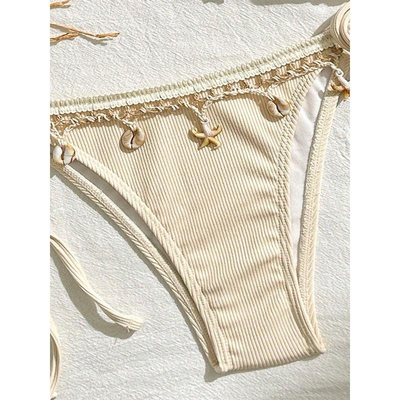 Conjunto de Bikini Triangular para Mujer con Adorno de Conchas Color Beige con Cierre de Lazo al Cuello