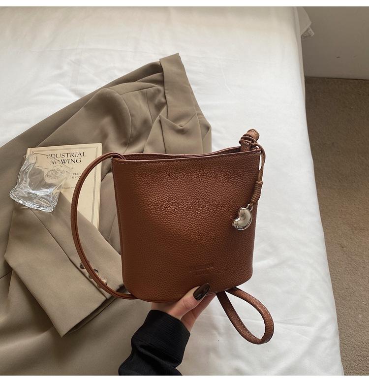 Summer Solid Color Lychee Pattern Gentle Bucket Bag Women 2025 New Simple and Elegant Casual Shoulder Messenger Bag Tide