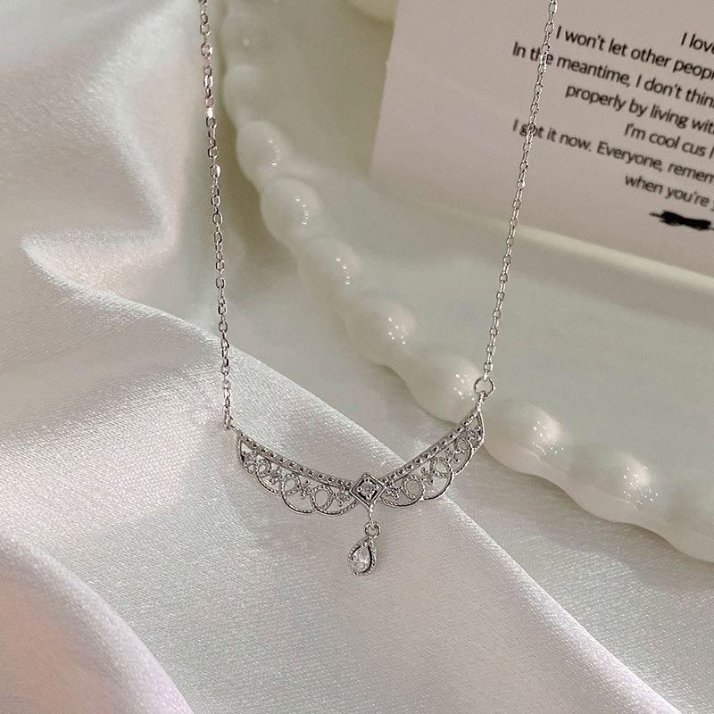 Hollow Lace Wings, Water Drop Diamond Necklace, Elegant and Popular Style, Clavicle Chain, Super Immortal Clavicle Chain