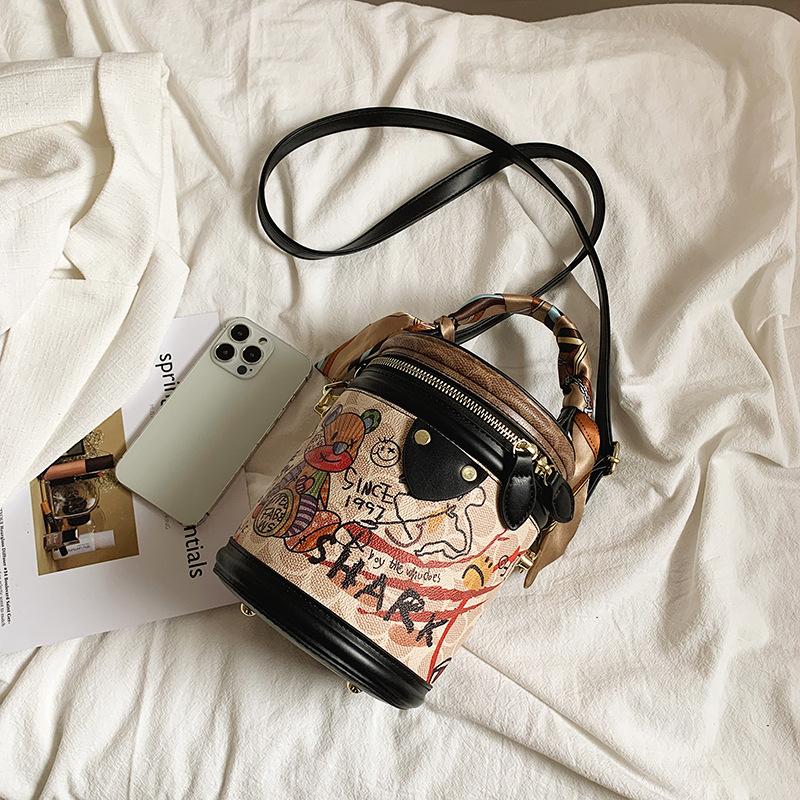 Pu Bag Women's Bag New Korean Version 2025 Fashion Printing Cartoon Bear Cute Girl Foreign Style Portable Cylinder Bag